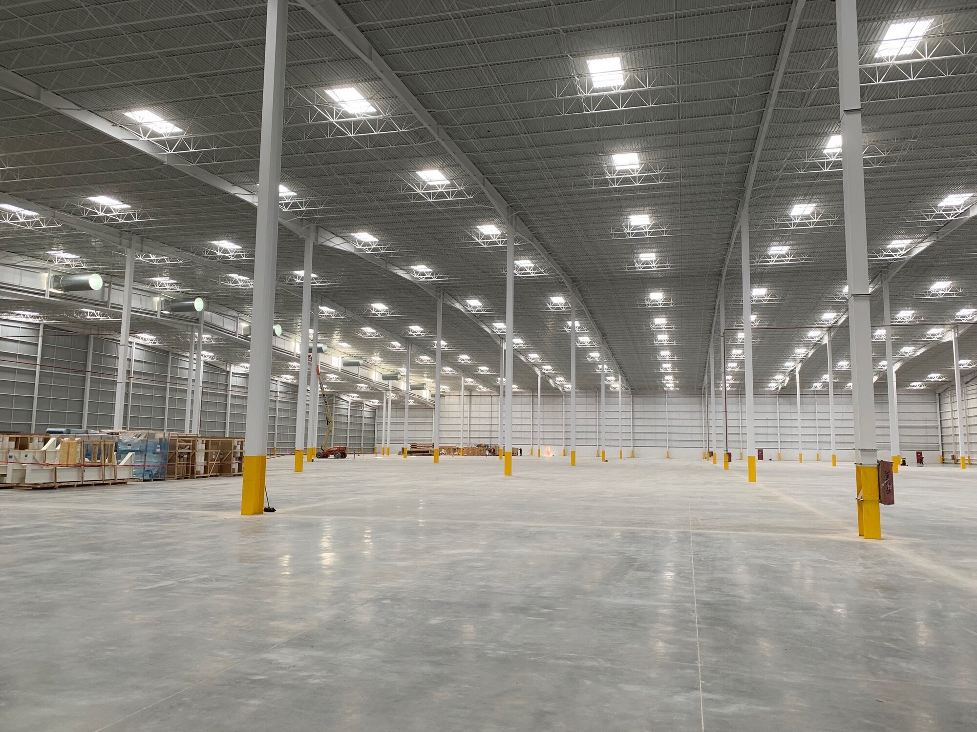 Interior de nave industrial terminada con grandes claros libres