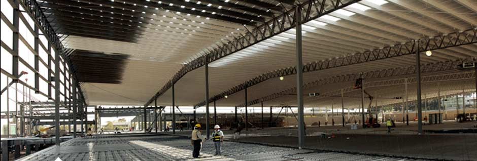 Centro comercial en construcción con estructura metálica de gran claro