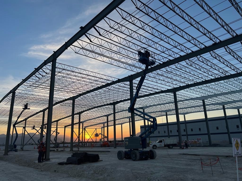 Montaje de estructura metálica en sitio al atardecer