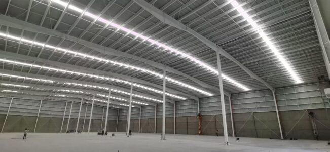 Nave industrial terminada con marco rígido e iluminación